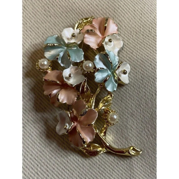 vintage Jewelry - Pastel Enamel Violets Floral Flower Gold Tone Pink Blue Faux Pearls Brooch‎ Pin